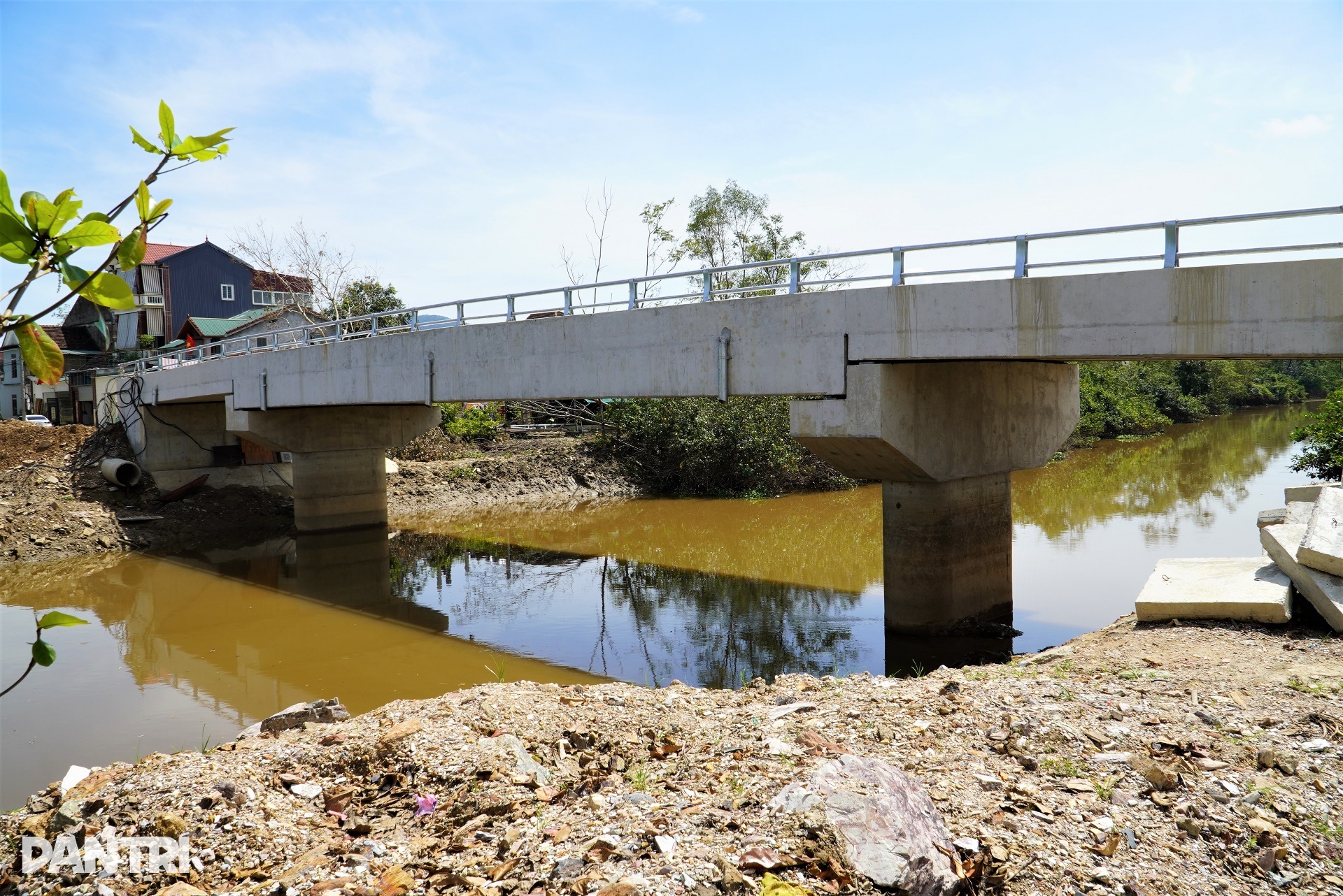 Đường dẫn lên cầu uốn lượn khó hiểu gây xôn xao dư luận - 1 Đường dẫn lên cầu uốn lượn khó hiểu gây xôn xao dư luận - 1