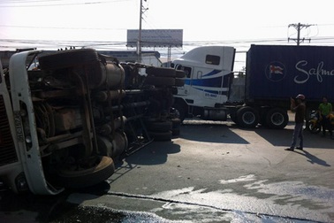 Hai xe container “đọ sức”, một xe lật chắn ngang đường