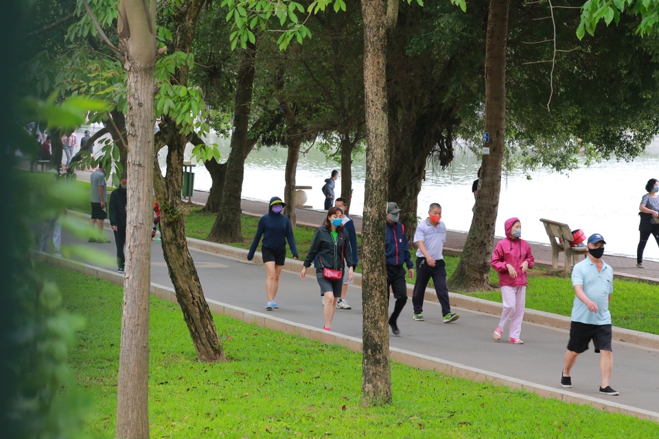 Hà Nội: Bất chấp dịch Covid-19, công viên vẫn tiếp tục tấp nập người đi bộ - 13 Hà Nội: Bất chấp dịch Covid-19, công viên vẫn tiếp tục tấp nập người đi bộ - 13