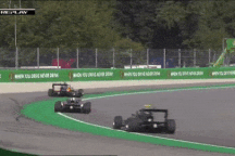 Tai nạn bay xe kinh hoàng, tay đua thoát chết thần kỳ