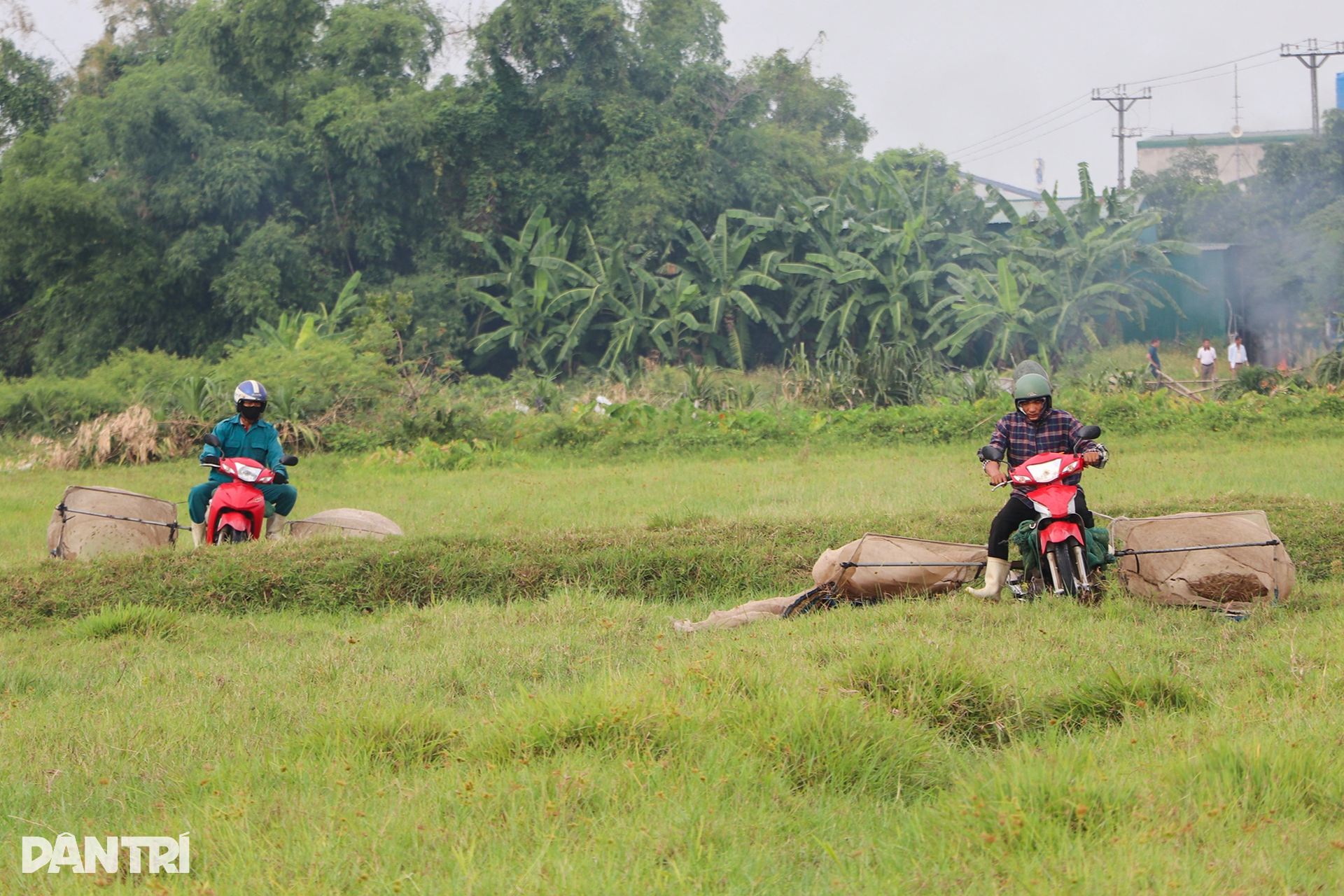 Làm xiếc mô tô bay trên đồng cỏ, bỏ túi tiền triệu mỗi ngày - 1 Làm xiếc mô tô bay trên đồng cỏ, bỏ túi tiền triệu mỗi ngày - 1
