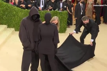 Kim Kardashian xuất hiện tại sự kiện thời trang Met Gala