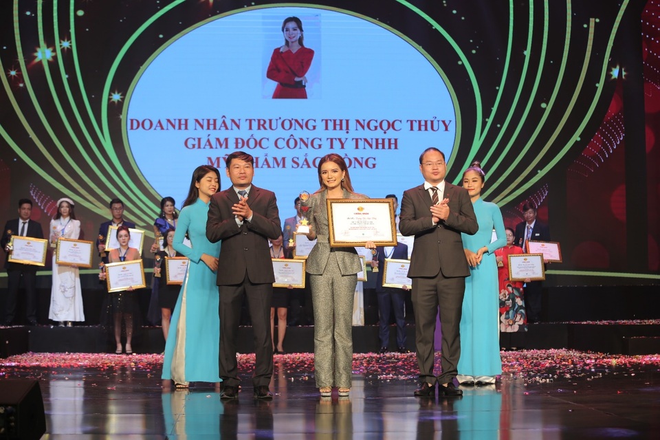 CEO Trương Thị Ngọc Thuỷ đại diện Mỹ phẩm Sắc Hồng nhận giải Thương hiệu chất lượng châu Á - 2 CEO Trương Thị Ngọc Thuỷ đại diện Mỹ phẩm Sắc Hồng nhận giải Thương hiệu chất lượng châu Á - 2