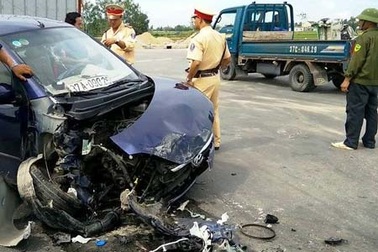 Ô tô vỡ nát đầu tại “ngã tư tử thần”