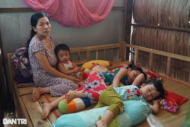 Chồng đột tử, vợ ôm 3 con nhỏ sống lay lắt nhờ cơm gạo hàng xóm