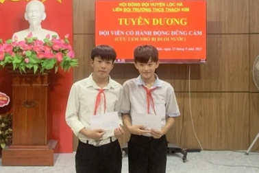 2 nam sinh dũng cảm lao xuống dòng nước cứu 2 trẻ nhỏ