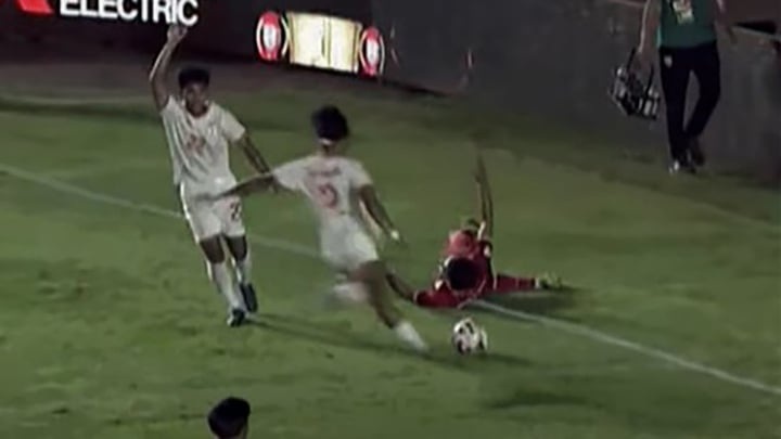 Extrémně špinavá hra hráče z Myanmaru rozzlobila Indonésii - 1 Pha bóng chơi cực xấu của cầu thủ Myanmar, khiến Indonesia phẫn nộ - 1