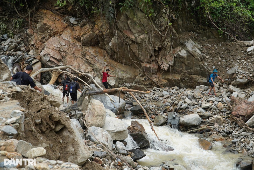 Chuyện về người dẫn đường đi xuyên tâm lũ ở Nghệ An - 3 Chuyện về người dẫn đường đi xuyên tâm lũ ở Nghệ An - 3