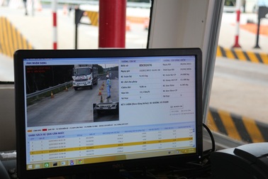 Bị yêu cầu rời khỏi đường cao tốc, tài xế "đổ tại" cân sai