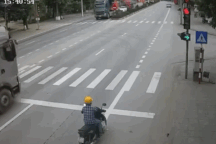 Xe con đi như mất phanh, đẩy người đi xe máy lao vào ô tô tải