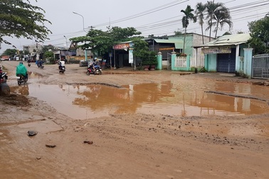 Kinh hãi con đường nắng bụi mưa lầy