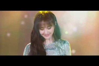 Trịnh Sảng thể hiện ca khúc "Reaching For Light"