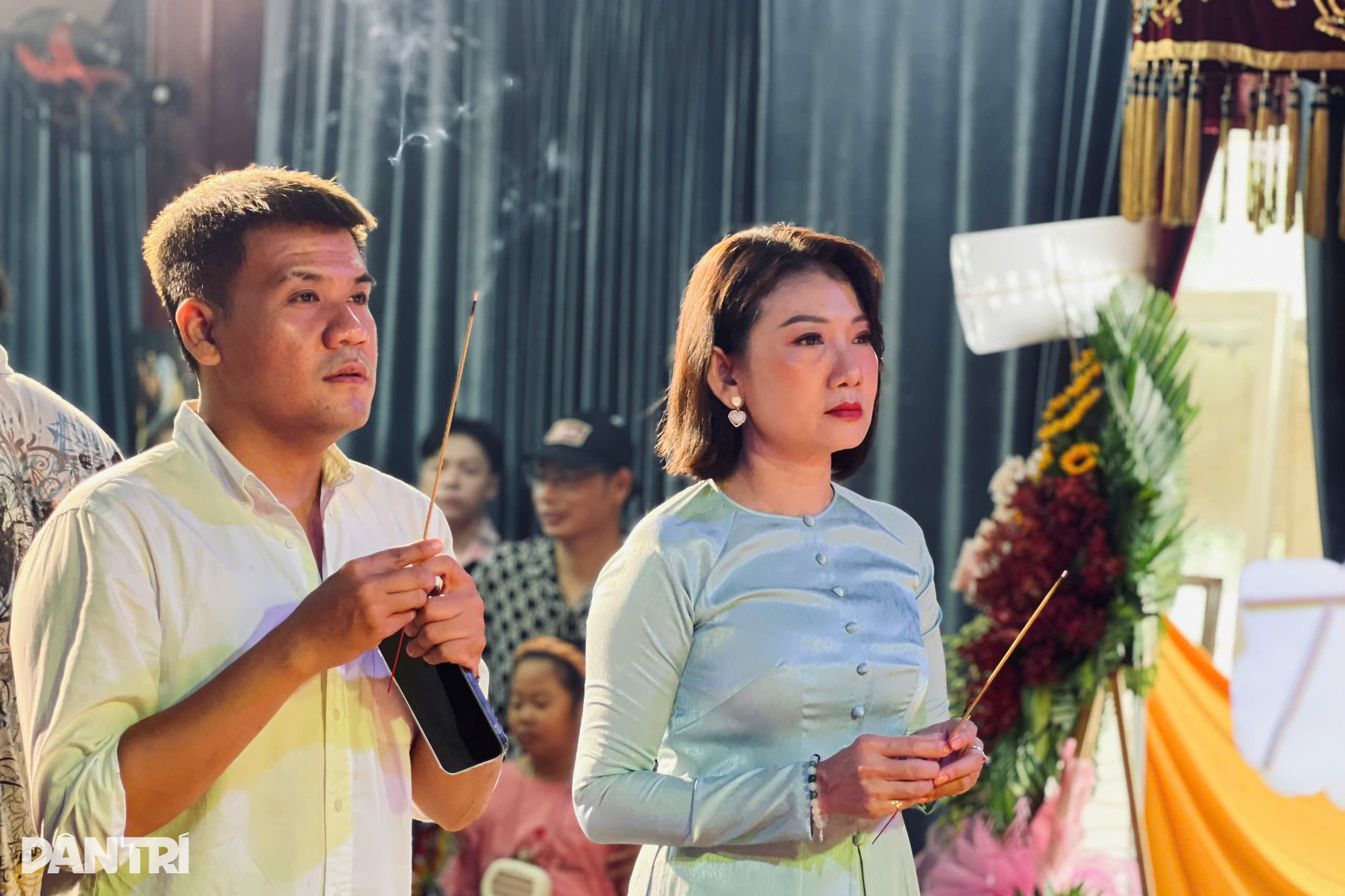 Trinh Kim Chi felte tårer i anledning av forfedrenes dødsdag, og bidro med penger til å tilbe folk i flomrammede områder - 2 Trịnh Kim Chi ngấn lệ dịp giỗ Tổ, góp tiền phụng cúng cho người dân vùng lũ - 2