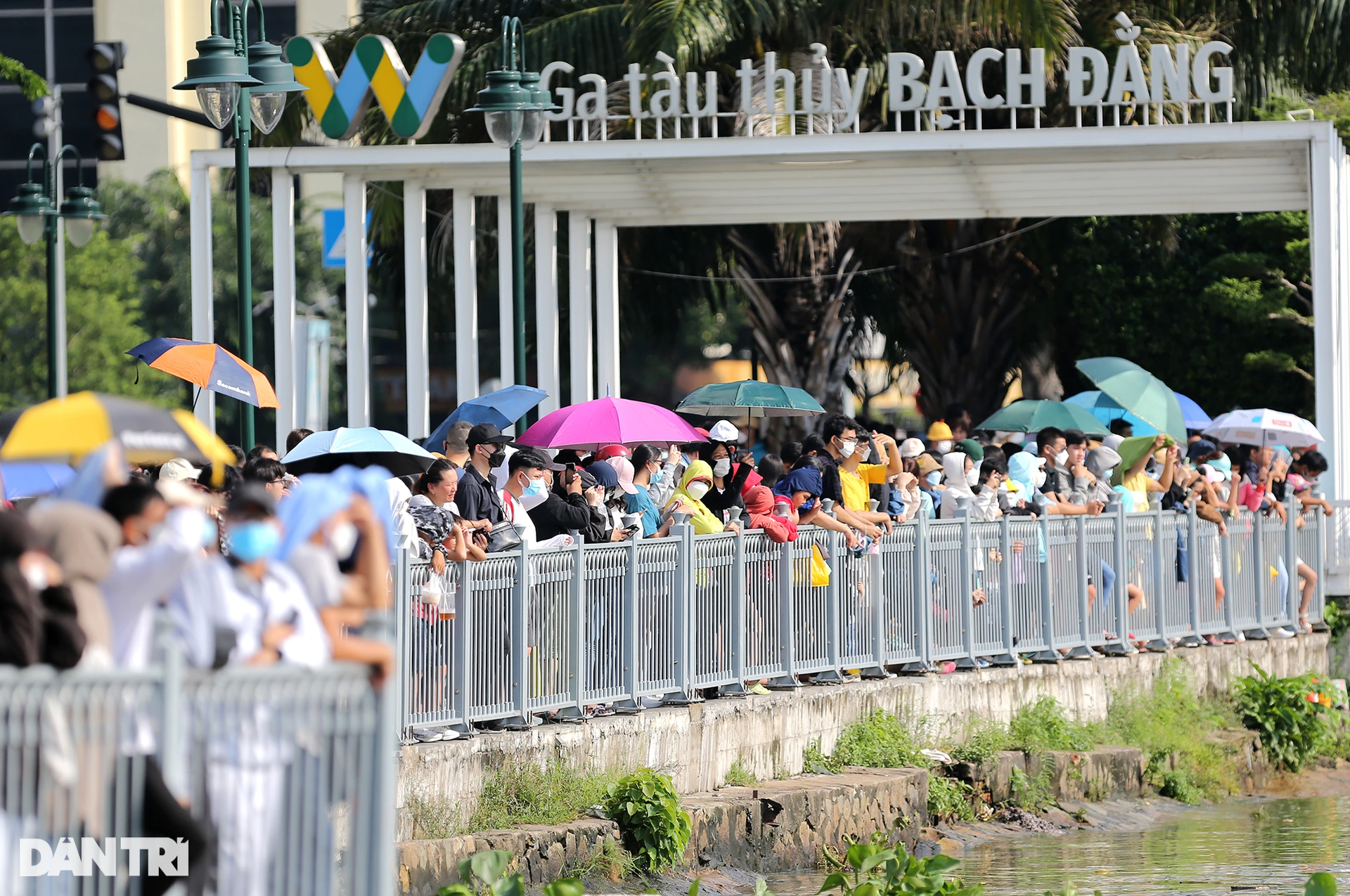 Đại kỳ 1.800m2 tung bay trên bầu trời TPHCM mừng Tết Độc Lập - 12 Đại kỳ 1.800m2 tung bay trên bầu trời TPHCM mừng Tết Độc Lập - 12
