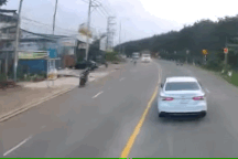 Ô tô tải chạy hẳn sang làn ngược chiều để vượt, buộc xe đi đúng làn phải né