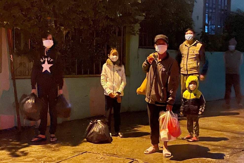 Xót lòng hình ảnh những em bé trong đêm phải vào khu cách ly Covid-19 - 4 Xót lòng hình ảnh những em bé trong đêm phải vào khu cách ly Covid-19 - 4