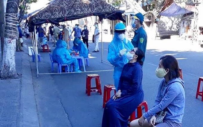 Ngành Y tế Đà Nẵng lấy mẫu xét nghiệm cho người dân trên địa bàn thành phố.