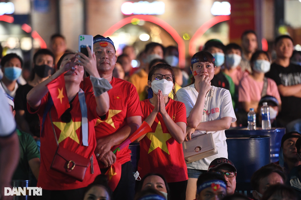 Hàng nghìn cổ động viên TPHCM đổ ra đường mừng U23 Việt Nam vào chung kết - 12 Hàng nghìn cổ động viên TPHCM đổ ra đường mừng U23 Việt Nam vào chung kết - 12