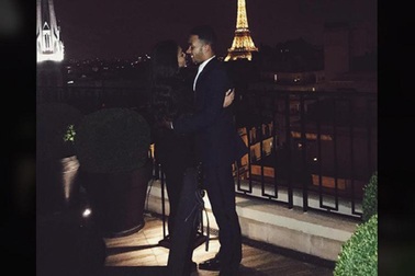 Bỏ người mẫu gốc Việt, Depay ôm hôn con gái MC tai tiếng