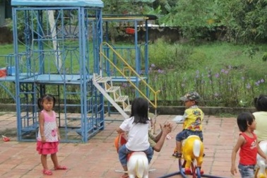 Sự thật việc sinh con thứ 3 không được đến trường