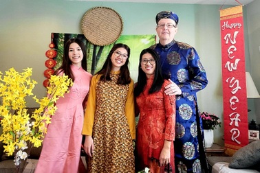 Gia đình lai Việt - Mỹ xúng xính trong tà áo dài ngày Tết