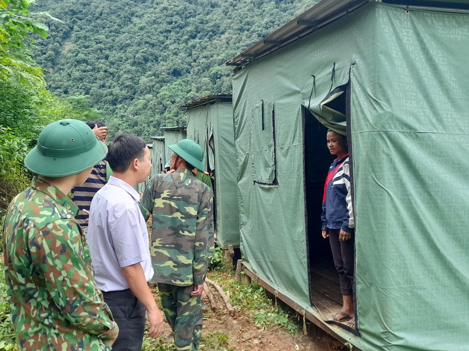 Sơ tán hàng trăm hộ dân đến khu lán trại tập trung - 3 Sơ tán hàng trăm hộ dân đến khu lán trại tập trung - 3
