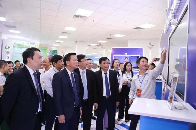 Lãnh đạo tỉnh Thanh Hóa cùng các đại biểu tham quan các sản phẩm tại triển lãm