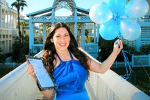 Quá "nghiện" học, cô gái Mỹ kết hôn với... bằng bác sĩ