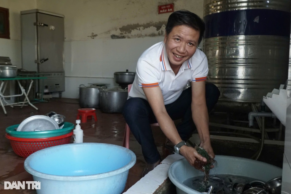 Thầy giáo quê lúa và 12 năm làm nghề cô nuôi dạy trẻ - 4 Thầy giáo quê lúa và 12 năm làm nghề cô nuôi dạy trẻ - 4