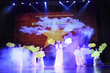 Xúc động đêm nhạc "Đi qua bão lũ" của diễn viên Hoàng Yến và ca sĩ Hiền Anh