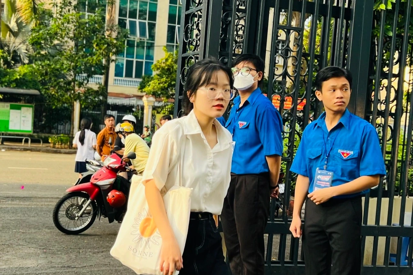 Läraren har 2 barn som går på valet: Mamman är lärare, barnen har bättre villkor än sina vänner - 2 Cô giáo có 2 con thủ khoa: Mẹ làm nghề giáo, con có điều kiện hơn bạn bè - 2