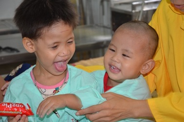 Xót xa lời khẩn cầu của người mẹ có 2 con thơ bại não