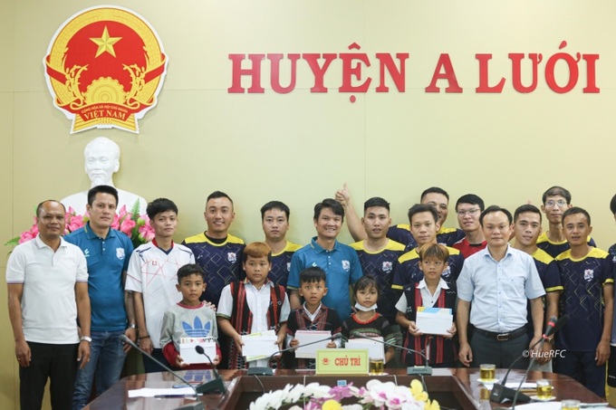 CLB Báo chí thường trú Huế trao quà cho học sinh có hoàn cảnh khó khăn tại huyện miền núi A Lưới (Thừa Thiên - Huế)