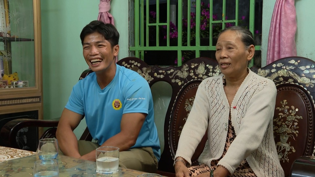 Chàng công nhân quên cả hạnh phúc riêng hết lòng vì lớp học xóa mù chữ - 2 Chàng công nhân quên cả hạnh phúc riêng hết lòng vì lớp học xóa mù chữ - 2