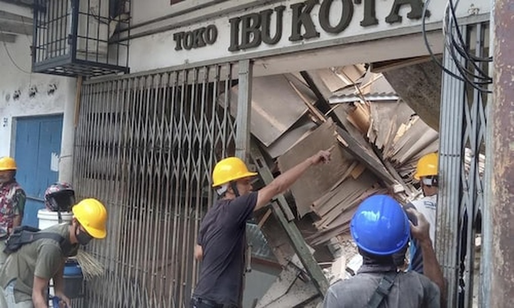 Indonesia chạy đua tìm người sống sót sau động đất kinh hoàng - 8 Indonesia chạy đua tìm người sống sót sau động đất kinh hoàng - 8
