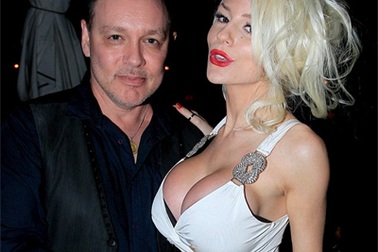 Cô dâu 18 tuổi gợi cảm mừng sinh nhật