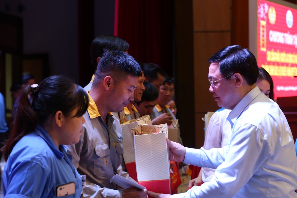 Có những công nhân, lao động phải bòn tiền lương gửi về quê dịp Tết - 1 Có những công nhân, lao động phải bòn tiền lương gửi về quê dịp Tết - 1