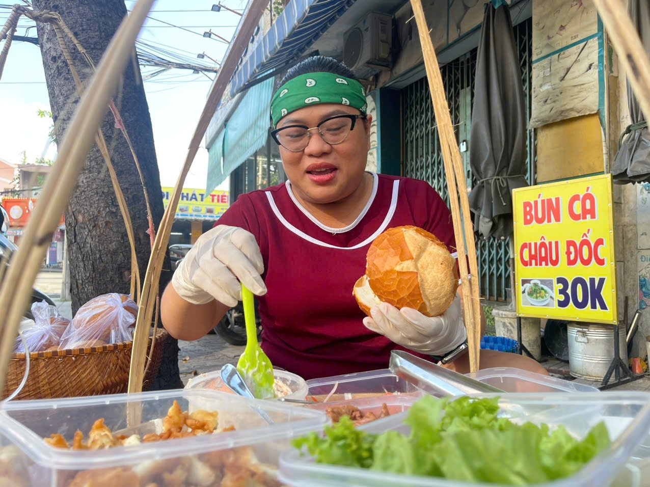 Admiratif d'une jeune Vietnamienne, un Cubain reste à Hô-Chi-Minh-Ville pour aider à vendre du pain - 3 Ngưỡng mộ cô gái Việt, chàng trai Cuba ở lại TPHCM phụ bán bánh mì - 3
