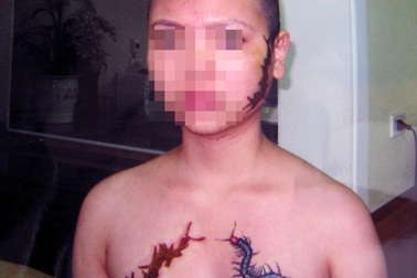 Cư dân mạng “dậy sóng” vụ cô gái bị chủ ép xăm vào mặt...