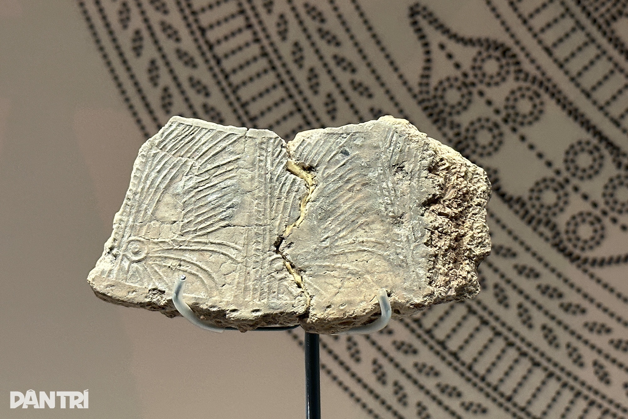 Beundrar den största Dong Son-bronstrumman som någonsin visats upp i Hanoi - 4 Ngắm trống đồng Đông Sơn lớn nhất từ trước đến nay đang trưng bày ở Hà Nội  - 4