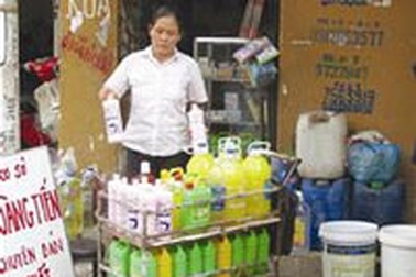 Hà Nội: Độc hại nước rửa bát tự pha chế