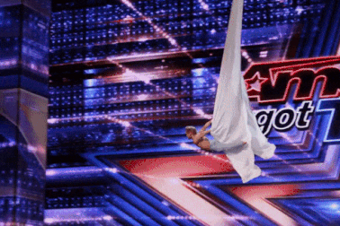 Sửng sốt xem người đàn ông “tí hon” nhào lộn trên không ngoạn mục