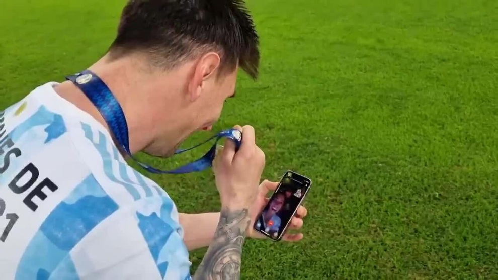 Messi cười hạnh phúc gọi điện cho vợ sau chức vô địch Copa America - 2 Messi cười hạnh phúc gọi điện cho vợ sau chức vô địch Copa America - 2