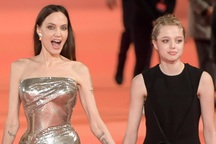 Con gái của Brad Pitt và Angelina Jolie chính thức bỏ họ bố