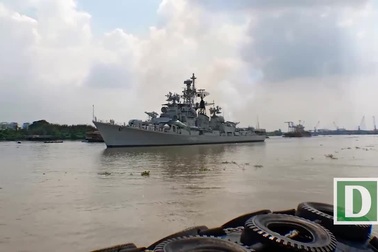 Tàu Hải quân Ấn Độ treo cờ rủ cập cảng Nhà Rồng