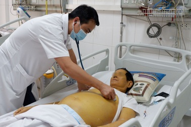 Bụng phình to, da vàng sậm vì tự ý bỏ điều trị viêm gan B