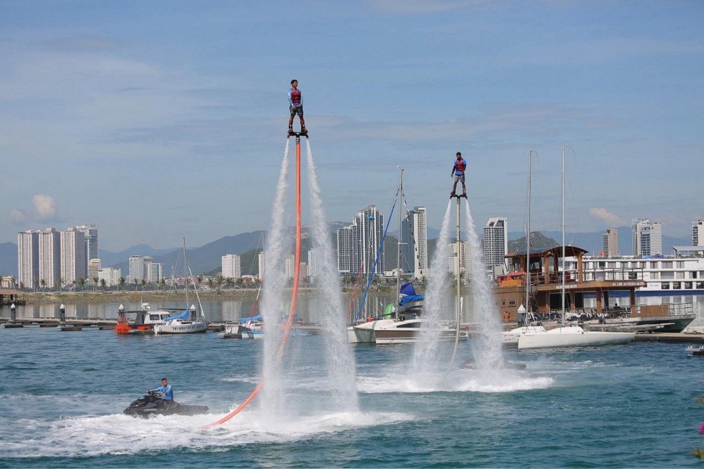 Hấp dẫn màn trình diễn thuyền buồm trên vịnh Nha Trang - 3