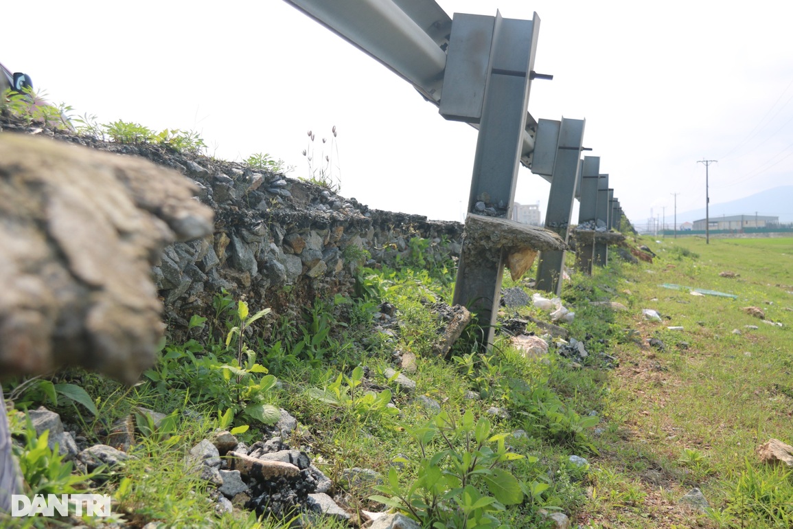 Tuyến đường huyết mạch ở Khu kinh tế Vũng Áng xuống cấp trầm trọng - 5 Tuyến đường huyết mạch ở Khu kinh tế Vũng Áng xuống cấp trầm trọng - 5