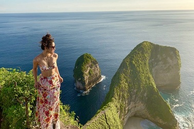 Phương Trinh Jolie táo bạo khoe thân hình gợi cảm