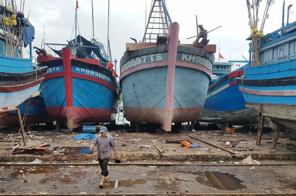 Giáp Tết, ngư dân nhộn nhịp kéo tàu lên bờ, chủ bãi kiếm bộn - 1 Giáp Tết, ngư dân nhộn nhịp kéo tàu lên bờ, chủ bãi kiếm bộn - 1